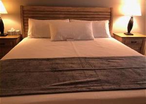 Un dormitorio con una cama grande con dos mesitas de noche. en 780 Z3a VILLAGE OF LARGO by REMAX Premier, en The Villages