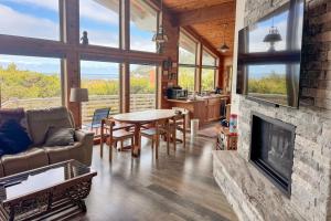 Una sala de estar con chimenea y una mesa. en Arthur's Court, en Oceanside