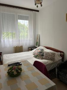 Posteľ alebo postele v izbe v ubytovaní Kedves Kuckó a belvárosban