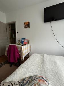 Posteľ alebo postele v izbe v ubytovaní Kedves Kuckó a belvárosban