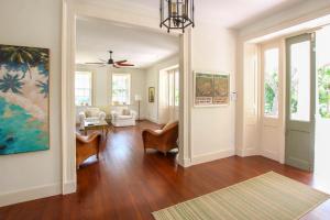 Khu vực ghế ngồi tại Rosedale 3 bedroom home +19 ảnh