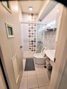 un bagno con doccia, WC e lavandino di Lan Hai Chu Meng B&B a Ji'an