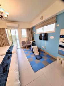 una camera d'albergo con un letto e una scrivania di Lan Hai Chu Meng B&B a Ji'an