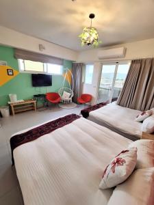 una camera d'albergo con due letti e una televisione di Lan Hai Chu Meng B&B a Ji'an