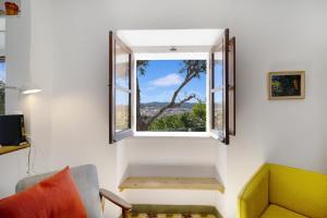 Et tv og/eller underholdning på Casa Limao old city Aljezur charming house with private patio and marvelous view