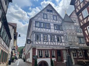 un gran edificio en una calle de una ciudad en Hotel Schwanen, en Mosbach