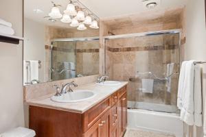 ein Badezimmer mit zwei Waschbecken und einer Dusche in der Unterkunft Chateau Roaring Fork 22, Mountain Chic 4-Bedroom Condo on Roaring Fork River – Walk to Downtown Aspen in Aspen
