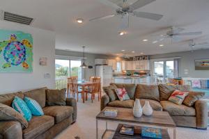 Posezení v ubytování 204 S Anderson Blvd