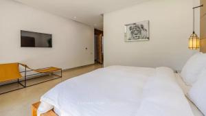 Ένα ή περισσότερα κρεβάτια σε δωμάτιο στο VilLA AYDEN