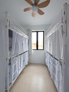 Postel nebo postele na pokoji v ubytování Las Palmas Nest Hostel