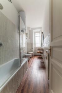a bathroom with three toilets and a bath tub at Elegant Apartments Palumbo in Rome