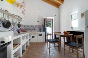 Køkken eller tekøkken på Casa Limao old city Aljezur charming house with private patio and marvelous view + 13 billeder