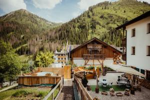 Nespecifikovaný výhled na hory nebo výhled na hory při pohledu z aparthotelu