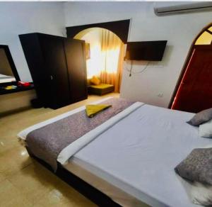 Ліжко або ліжка в номері Almultaqa Hotel فندق الملتقى