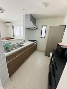 Kuchyň nebo kuchyňský kout v ubytování 福の荘 空港2号棟