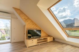 TV a/nebo společenská místnost v ubytování Apartament Skibówki View