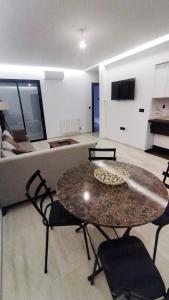TV a/nebo společenská místnost v ubytování Appartement cosy avec accès piscine