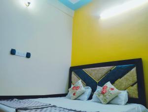 Letto o letti in una camera di "Om Sadan" Guest House Ayodhya Dhaam