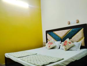 Letto o letti in una camera di "Om Sadan" Guest House Ayodhya Dhaam