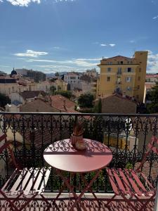 uma mesa com uma prancha de surf em cima de uma varanda em Maison Dalaise - Cannes em Cannes