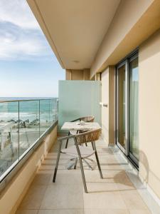 Pokój dysponuje balkonem z biurkiem i widokiem na ocean. w obiekcie Batis Beach Hotel w Retimnie