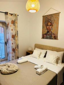 Un dormitorio con una cama con dos toallas encima. en Napoleon, en Malia