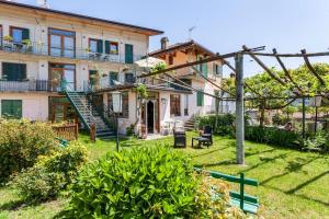 a large house with a yard with a grass yard at Da Carlin in Armeno