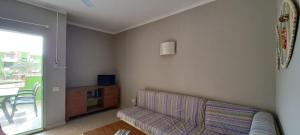 una sala de estar con un sofá y una mesa en Sal service green moradias residence with pool, en Santa Maria