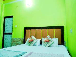 Letto o letti in una camera di "Om Sadan" Guest House Ayodhya Dhaam