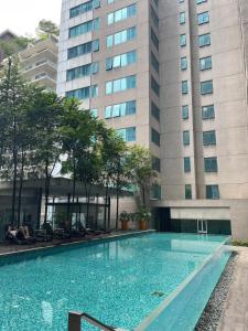 Bazén v ubytování Holiday At KLCC Mercu Summer Suites nebo v jeho okolí