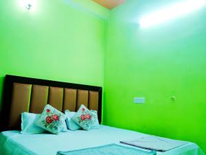 Letto o letti in una camera di "Om Sadan" Guest House Ayodhya Dhaam