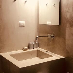 Bilik mandi di A designed loft studio a minute walk to the beach