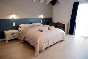 Un pat sau paturi într-o cameră la Apartment-Boutique Stella