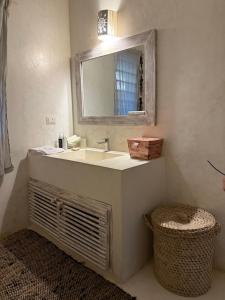 ワタムにあるVilla Amaliaのバスルーム(シンク、鏡、バスケット付) +30枚の写真