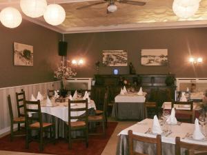 Un restaurant sau alt loc unde se poate mânca la Le Merle Blanc Hôtel Logis