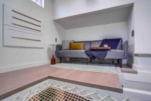O zonă de relaxare la Private Not-So-Tiny Home - Yard & Dogs OK