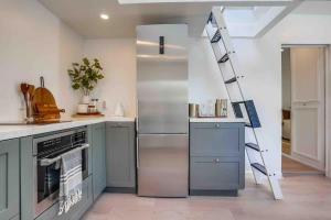 O bucătărie sau chicinetă la Private Not-So-Tiny Home - Yard & Dogs OK