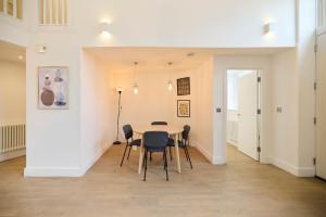 Fotografie z fotogalerie ubytování Central Tadworth Terrace Flat - Split- level 2BDR v destinaci Purley