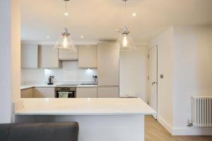 Kuchyň nebo kuchyňský kout v ubytování Central Tadworth Terrace Flat - Split- level 2BDR