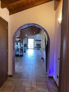 an arched hallway with an archway in a house at Casa Mauro in Gravedona