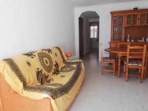 un salon avec un canapé et une table dans l'établissement Voramar Serviplaya Solo Familias, à Casas Las Basas