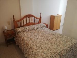 - une chambre avec un lit et une commode avec un couvre-lit dans l'établissement Voramar Serviplaya Solo Familias, à Casas Las Basas 37 autres photos