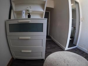 Photo de la galerie de l'établissement Chambre 2 lits pour 4 personnes métro 5, à Bobigny