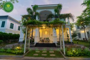Taman di luar Lotus Hotel Vuon Vua Phu Tho