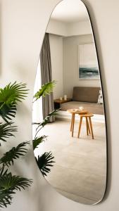 salon ze stołem i lustrem w obiekcie Batis Beach Hotel w Retimnie