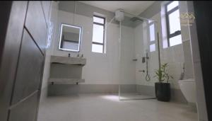 Kampala Apartments في كامبالا: حمام مع دش ومغسلة ومرحاض +21 صورة