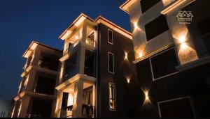 Kampala Apartments في كامبالا: مبنى به أضواء على جانبه في الليل