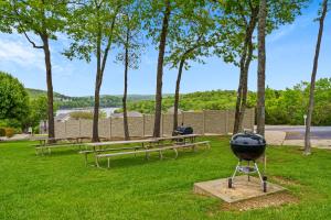 un parc avec des bancs et un grill dans l'herbe dans l'établissement Rocky Shore Tranquility - Ozark Mountain Resort Amenities, à Kimberling City