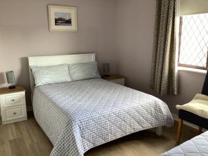 Postel nebo postele na pokoji v ubytování Gala House Strandhill