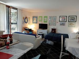 a living room with a couch and a bed at Alloggio turistico MARBO in Civitavecchia